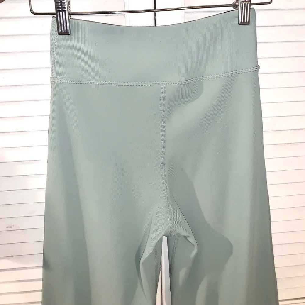 Move Theology Sculpted light green Cropped Wide leg ribbed Leggings XS